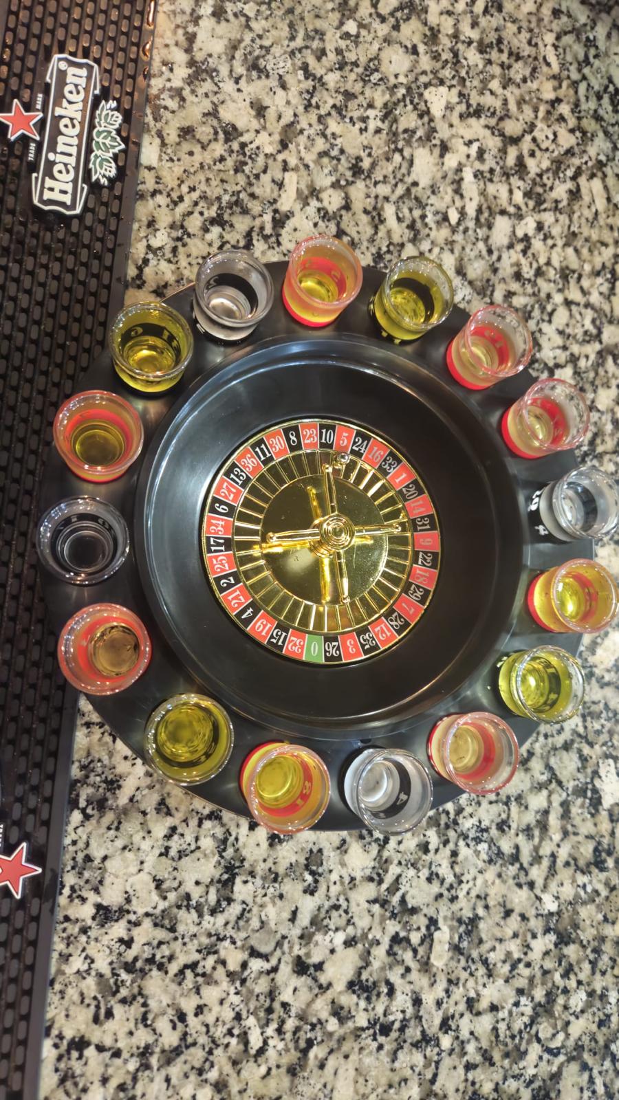 Chupitos preparados en la barra de La Marea