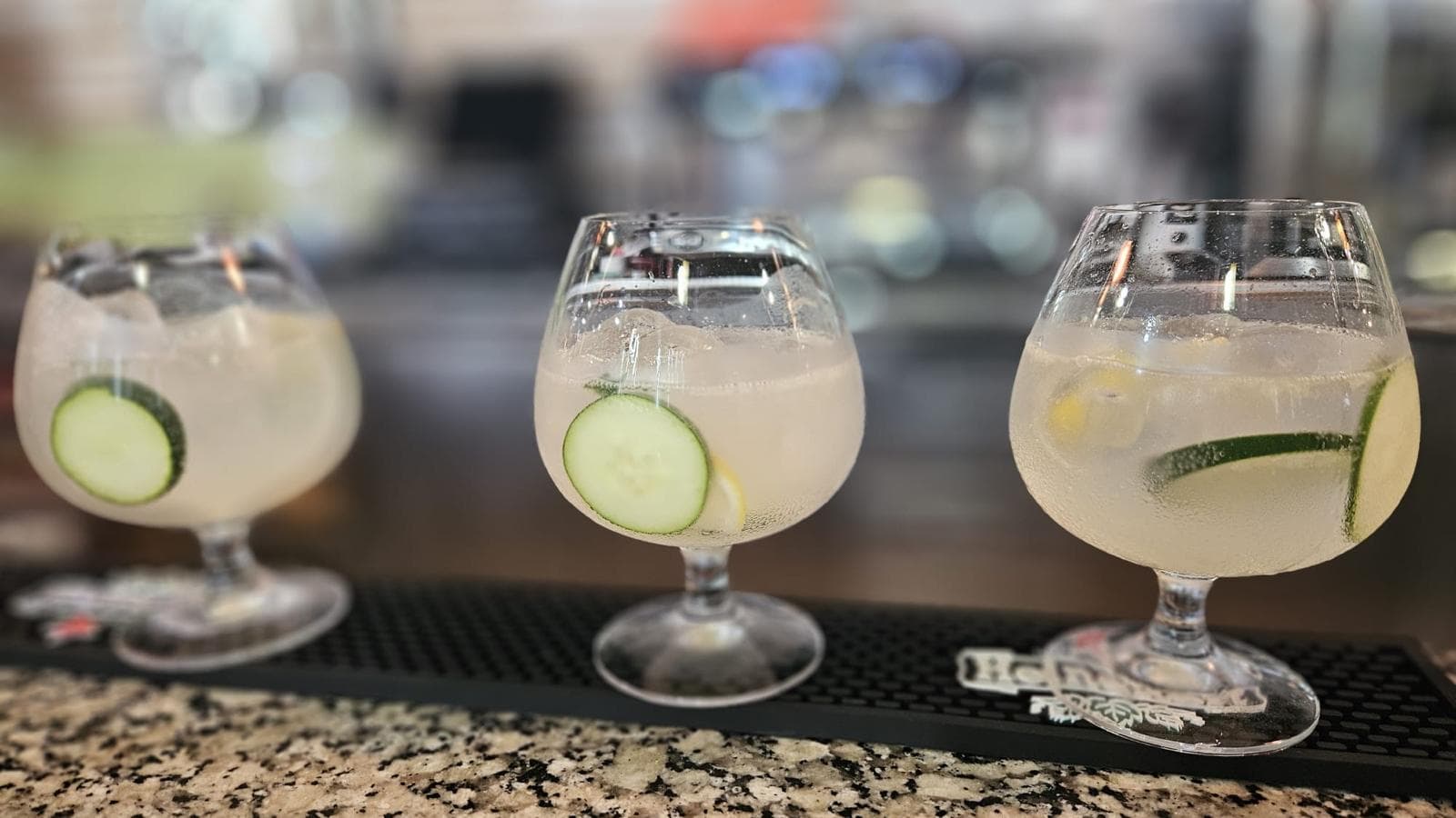 Combinados con pepino servidos en la barra