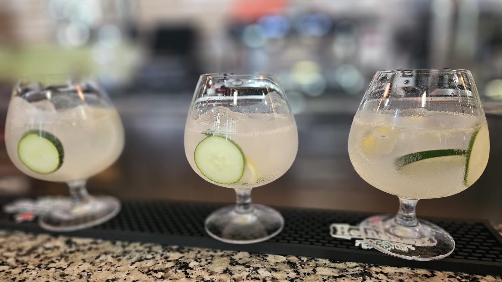 Combinados con pepino servidos en la barra