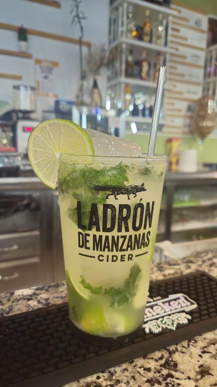 Mojito preparado en la barra de La Marea