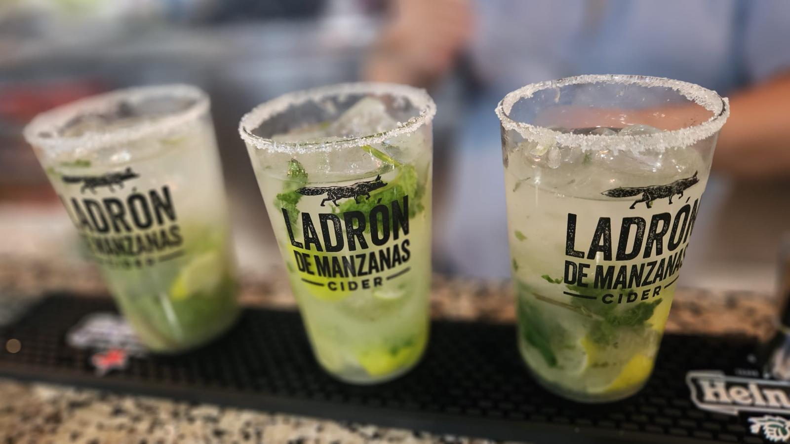 Tres mojitos recién preparados