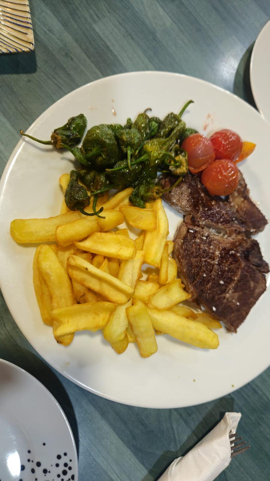 Carne, pimientos y patatas fritas