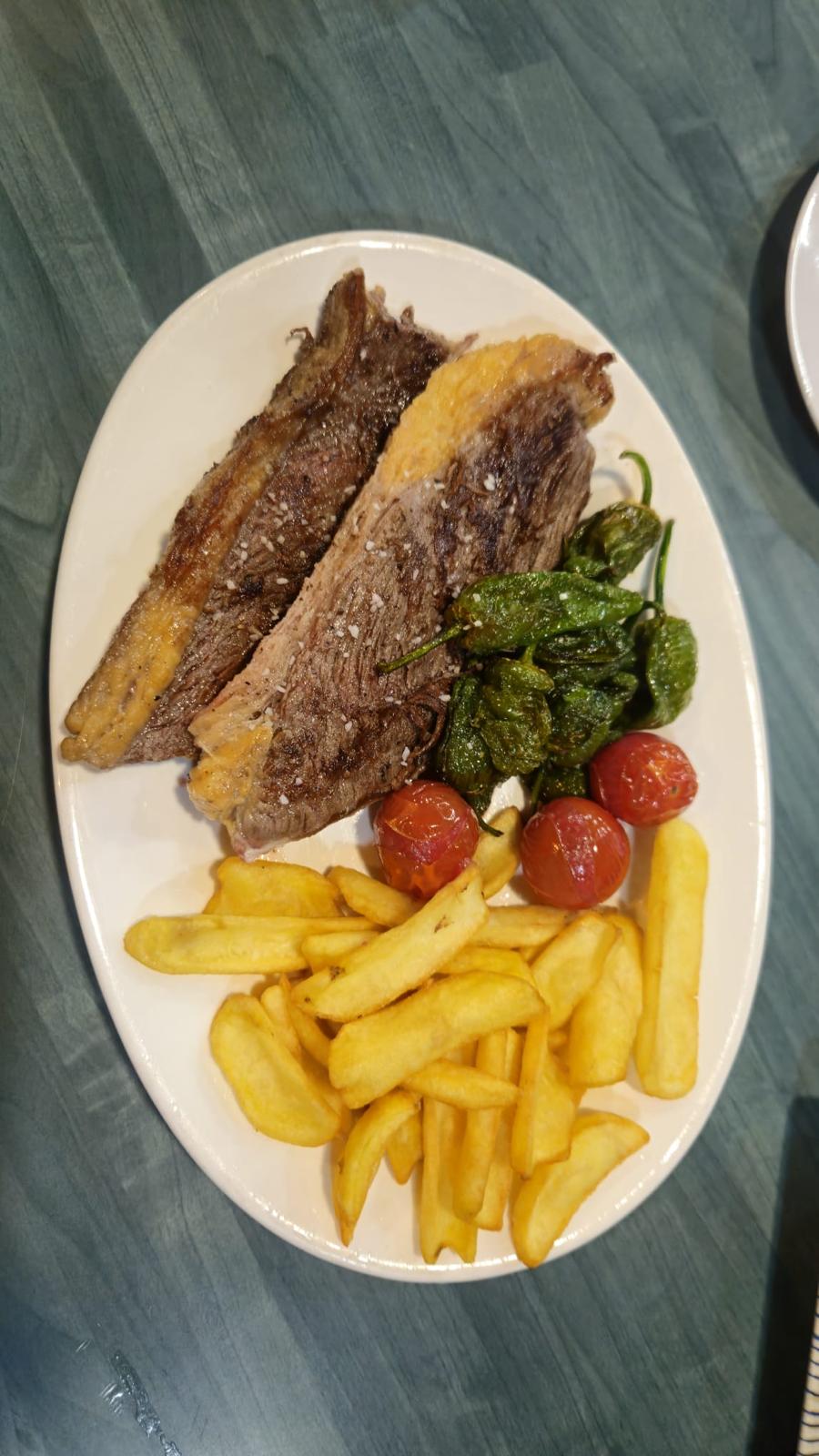 Carne con patatas, pimientos y tomates