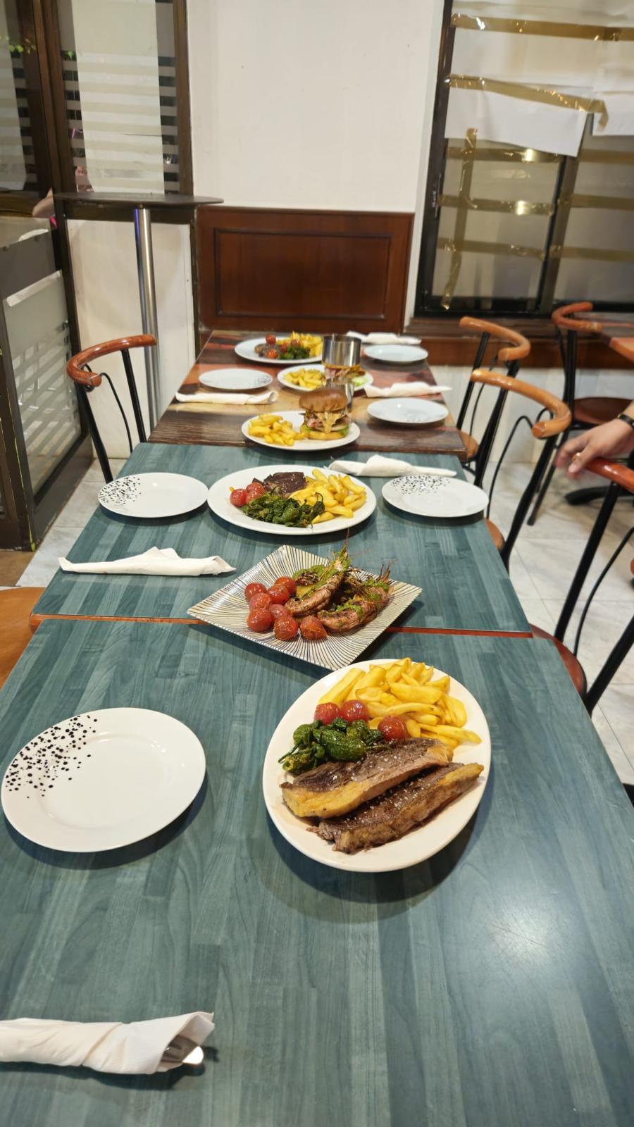 Mesa preparada con varios platos para compartir